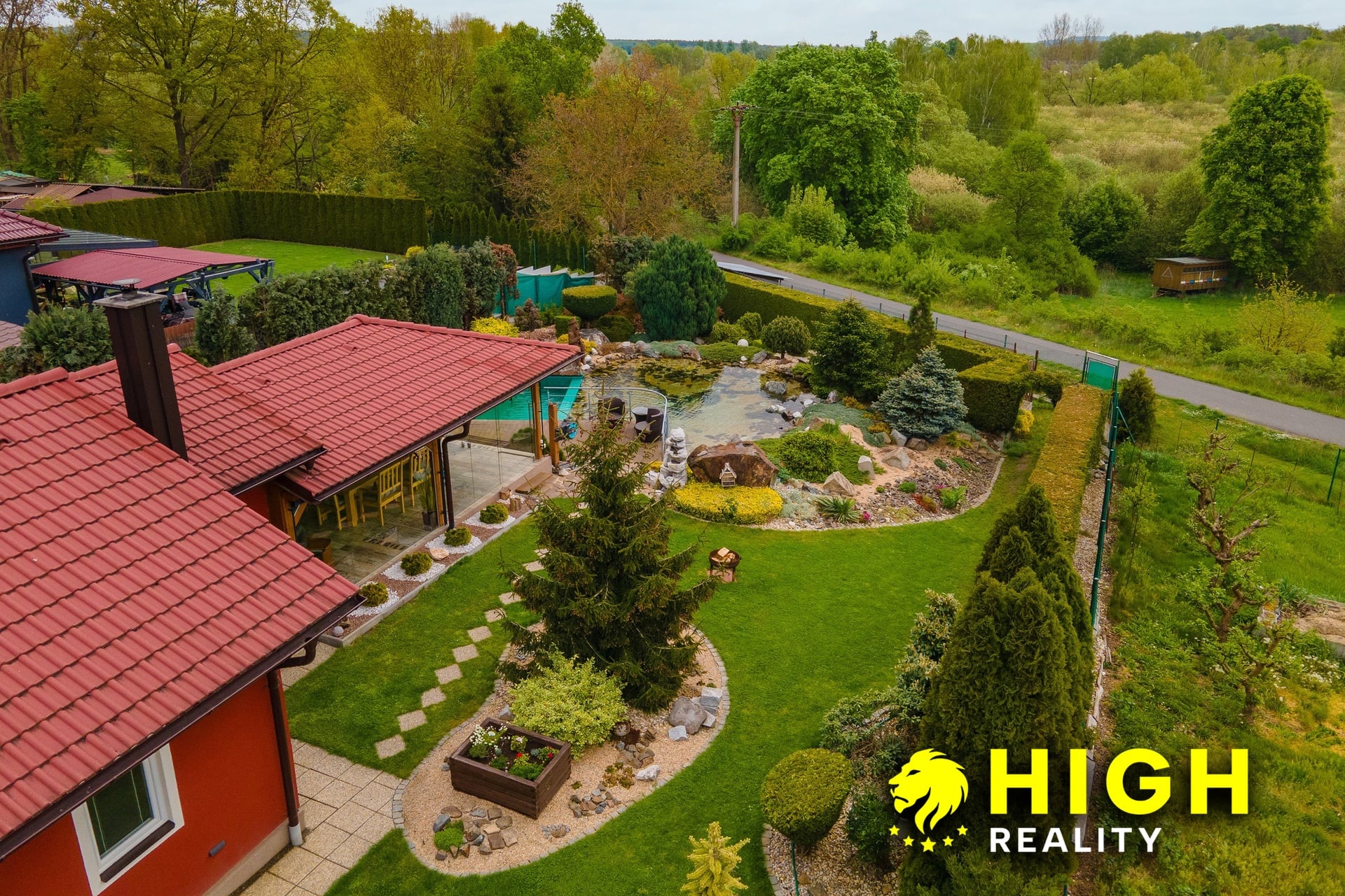 Nadstandardní rodinný dům 304 m² se zahradou 882 m², garáží a venkovním zázemím – Mantov – foto 2